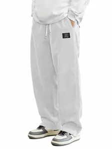 Gros plan sur le pantalon en velours côtelé gris clair pour homme avec cordon