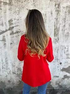 Vista posterior de un blazer rojo de moda que muestra el ajuste y el color vibrante