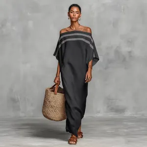 Elegantes schulterfreies gestreiftes Maxikleid in Schwarz für den Sommerurlaub