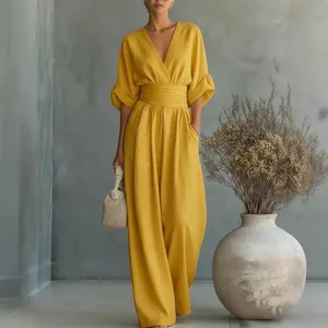 Combinaison jaune élégante col V printemps-été avec taille marquée et jambes larges