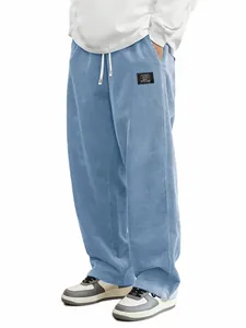Gros plan sur un pantalon décontracté en velours côtelé bleu clair pour homme chic