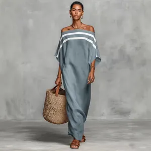 Elegantes schulterfreies gestreiftes Maxikleid in lockerer, bequemer Passform für den Urlaub.