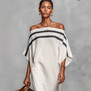 Elegantes weißes schulterfreies gestreiftes lockeres Freizeitkleid mit Leinentextur
