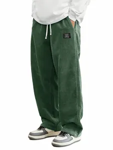 Vue détaillée de la texture du velours côtelé vert sur un pantalon décontracté homme