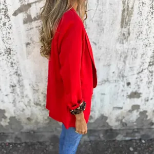 Elegante blazer rojo para mujer con puños con estampado de leopardo y cuello de solapa