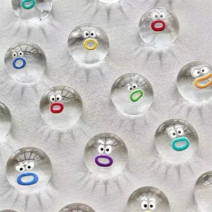 Sammlung von Miniatur-Squishy-Anhängern mit bunten Comic-Figuren in klaren Kugeln