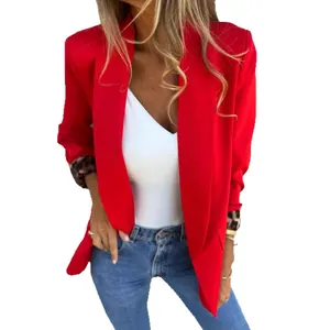 Chaqueta blazer roja de moda para mujer con solapas y puños con estampado de leopardo.