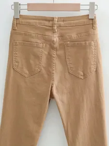 Dettaglio posteriore dei pantaloni in denim elasticizzato slim vintage marrone chiaro