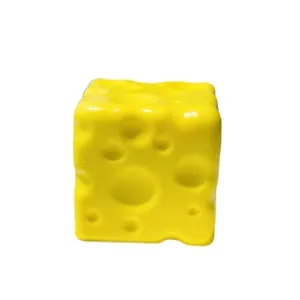 Jouet à presser en forme de fromage jaune vif pour le stress des enfants sur blanc