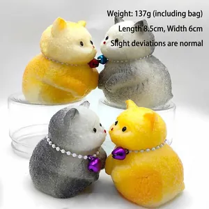 Quatre jouets squishy réalistes en forme de chat à rebond lent avec colliers de perles