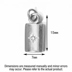 Gros plan d'un pendentif étoile en acier inoxydable montrant les dimensions