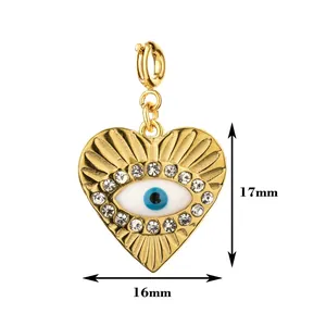 Detailansicht des goldenen Evil Eye Herzanhängers mit Maßen von 17mm und 16mm
