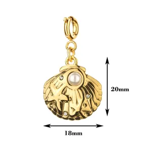 Detailansicht eines goldenen Muschelanhängers im Meeresstil, Maße 18 mm x 20 mm