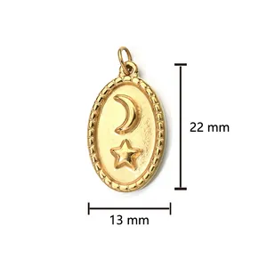 Vue détaillée d'un pendentif ovale en acier doré avec lune et étoile et dimensions