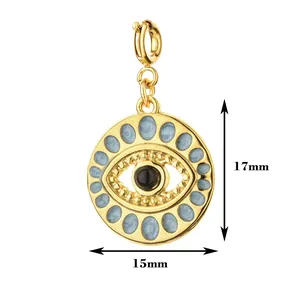 Nahaufnahme des 17x15mm goldenen Evil Eye Anhängers aus Edelstahl mit hellblauen Akzenten