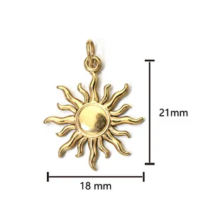 Vue détaillée montrant les dimensions du pendentif soleil en acier inoxydable doré