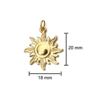 Vue détaillée du pendentif soleil en acier inoxydable plaqué or 18K de 20x18 mm