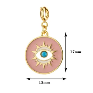 Detailansicht der Abmessungen des rosa Evil Eye Anhängers aus vergoldetem Edelstahl