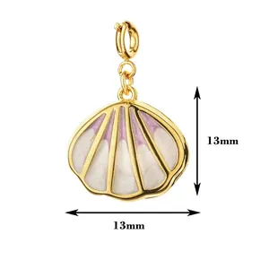 Detaillierte Makroansicht eines 13mm Gold-Muschel-Anhängers für die Schmuckherstellung