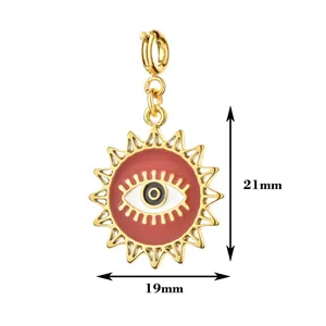 Detail des goldenen Edelstahl-Sonnen-Evil-Eye-Anhängers mit Maßangaben von 21 x 19 mm.