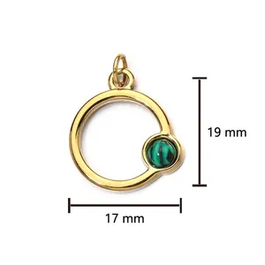 Vue détaillée d'un pendentif circulaire en acier doré avec une pierre de malachite verte