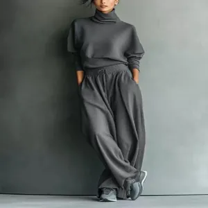 Vista completa de un conjunto informal gris oscuro para mujer con cuello alto y pantalón ancho
