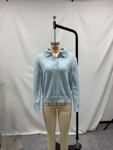 Vooraanzicht van een lichtblauwe gebreide trui met polokraag op een paspop mannequin.
