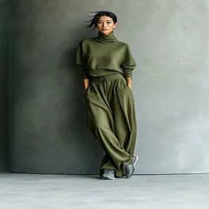 Detalle del conjunto de jersey de cuello alto verde oliva y pantalones anchos para mujer