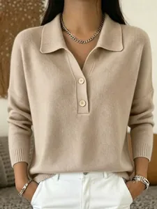 Detailopname van beige gebreide polotrui met halve knoopsluiting en reverskraag