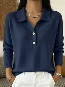 Detailopname van een marineblauwe gebreide polotrui voor dames met een witte knoopsluiting