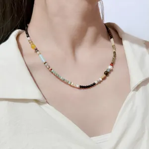 Bunte Halskette aus Naturstein und Süßwasserperlen im modernen Boho-Stil für Damen