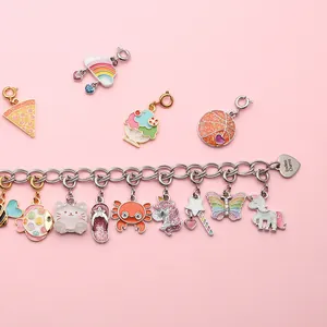 Detailaufnahme eines silbernen Bettelarmbands mit bunten Emaille-Anhängern und Glitzer