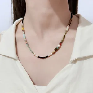 Detailansicht einer bunten Naturstein- und Süßwasserperlen-Perlenkette an einem Model.