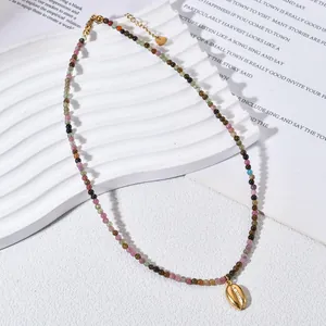 Bunte Natursteinperlenkette mit goldenem Muschel-Anhänger auf weißem Hintergrund