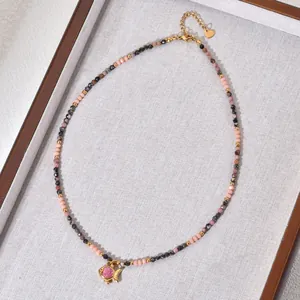 Elegante Halskette aus Natursteinperlen mit einem glitzernden rosa Fisch-Anhänger