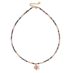 Halskette im neuen chinesischen Stil aus Naturstein mit glitzerndem rosa Fischanhänger