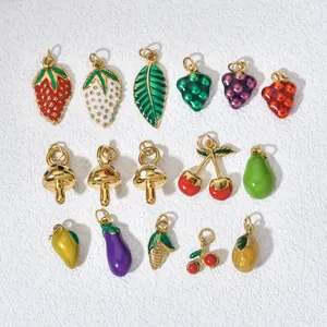 Vista dettagliata di ciondoli smaltati a forma di frutta e verdura per gioielli DIY