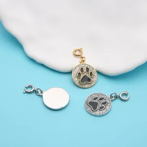 Nahaufnahme von niedlichen Legierungs-Pfotenanhängern mit Glitzer für DIY-Schmuck