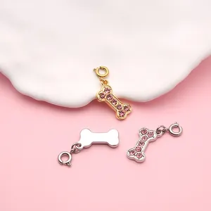 Nahaufnahme süßer Knochenanhänger aus Legierung mit rosa Strasssteinen in Gold/Silber