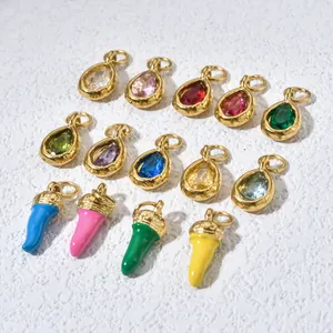 Collezione di pendenti colorati in acciaio inox e peperoncino per gioielli fai da te.