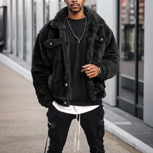 Vista detallada de una chaqueta sherpa negra para hombre en un ambiente exterior casual