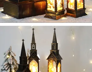 Dettaglio ravvicinato di lanterne natalizie a forma di chiesa con luce LED calda.
