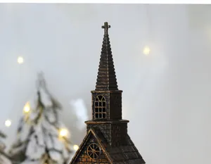 Macro dell'intricata trama di mattoni e della guglia di una lanterna a forma di chiesa