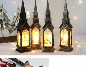 Primo piano di lanterne natalizie a forma di chiesa con luci LED e motivi festivi