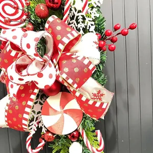 Primer plano detallado de un adorno navideño con bastones de caramelo y cintas rojas