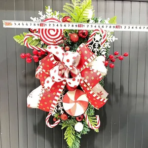Vista detallada de un adorno navideño festivo con muchas bayas rojas y cinta