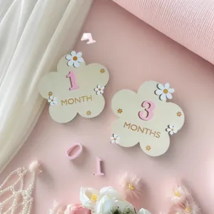 Gedetailleerd overzicht van houten babymijlpaalkaarten in bloemvorm met DIY-cijfers.