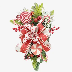 Elegante festón navideño de menta con piruletas y cintas decorativas en rojo y blanco