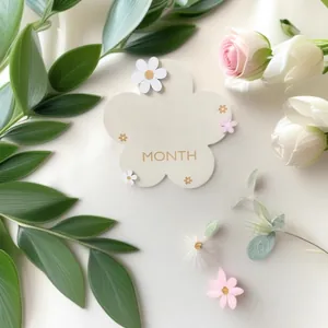 Detailweergave van bloemvormige houten baby mijlpaalkaart met roos accessoires