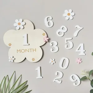 Detail van houten baby mijlpaal set in bloemvorm met witte verwisselbare houten nummers
